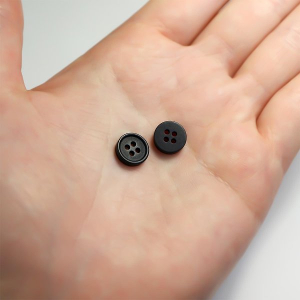 画像6: 四つ穴ボタン 【ブラック ツヤなし】 黒 ベーシック シンプル 20個入り【10mm】ボタンマート B-041 (6)