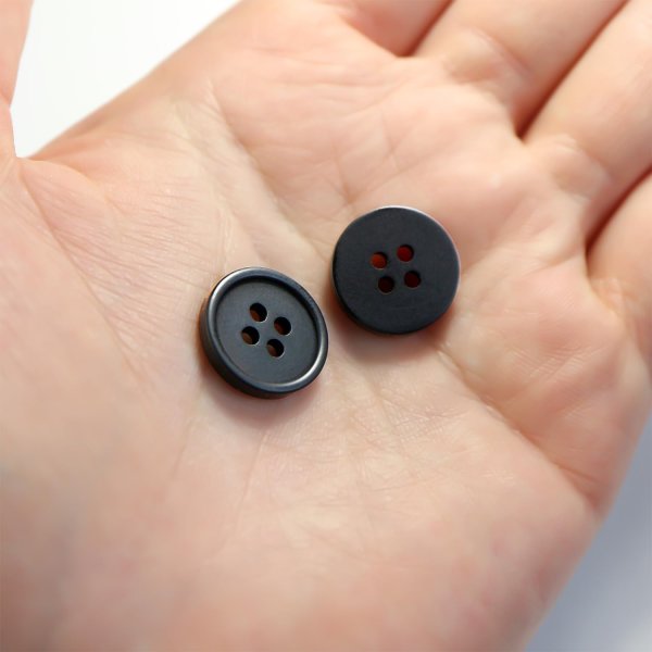画像6: 四つ穴ボタン 【ブラック ツヤなし】 黒 ベーシック シンプル 15個入り【15mm】ボタンマート B-044 (6)