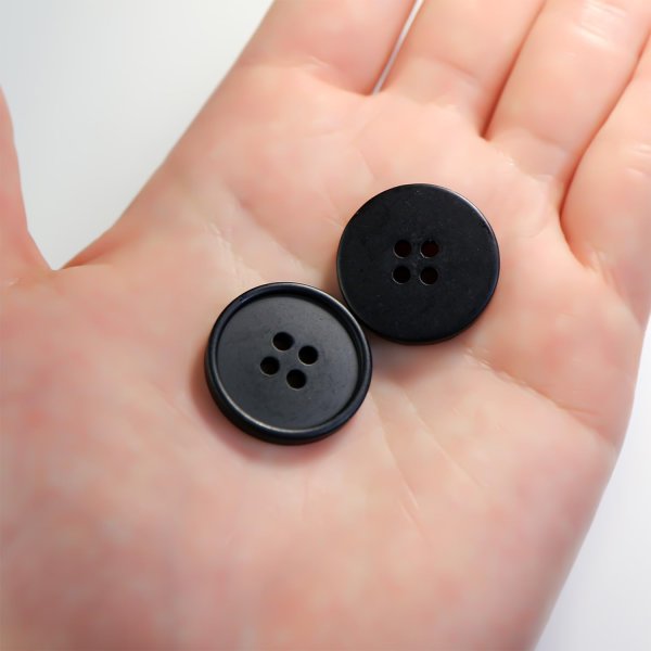 画像6: 四つ穴ボタン 【ブラック ツヤなし】 黒 ベーシック シンプル 8個入り【23mm】ボタンマート B-047 (6)