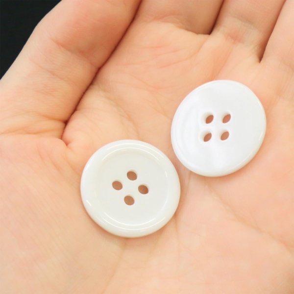 画像6: 白ボタン【ホワイト ツヤあり】四つ穴ボタン ベーシック カラーボタン シャツボタン シンプル ボタン 10個入り【20mm】ボタンマート B-074 (6)