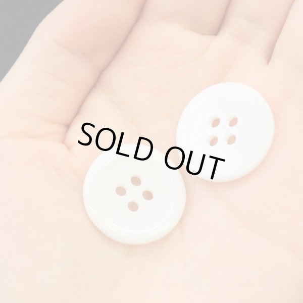 画像6: 白ボタン【ホワイト ツヤあり】四つ穴ボタン ベーシック カラーボタン シャツボタン シンプル ボタン 10個入り【20mm】ボタンマート B-074 (6)