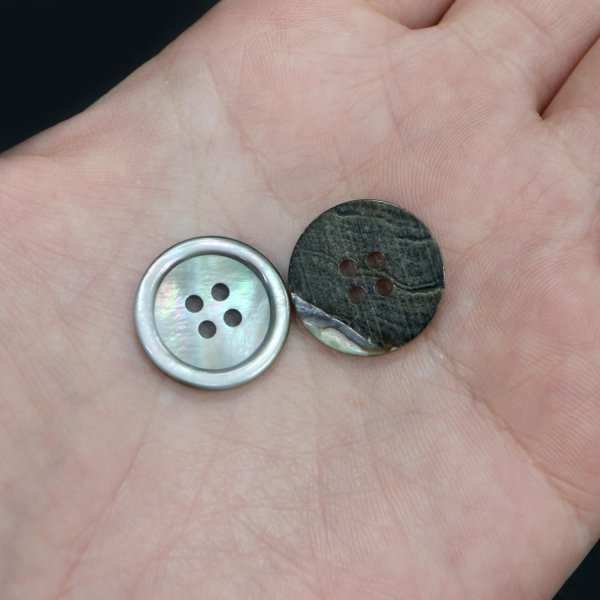 画像6: シェルボタン 貝ボタン 貝製 片面 黒蝶貝 シャツ ボタン 四つ穴ボタン 黒 ブラック 5個入り【18mm】ボタンマート B-090 (6)