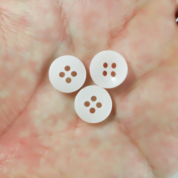 画像4: 四つ穴ボタン 11mm 【ライトピンクベージュ】15個入り クリア 半透明 シンプル 樹脂 シャツ ブラウス おしゃれ 可愛い きらきらぷんぷん丸 B-1220 (4)