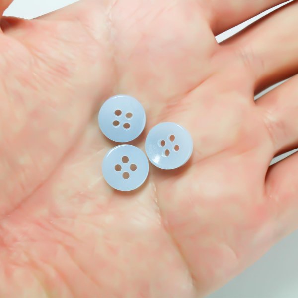画像4: 四つ穴ボタン 11mm 【ライトブルー】15個入り クリア 半透明 シンプル 樹脂 シャツ ブラウス おしゃれ 可愛い きらきらぷんぷん丸 B-1221 (4)
