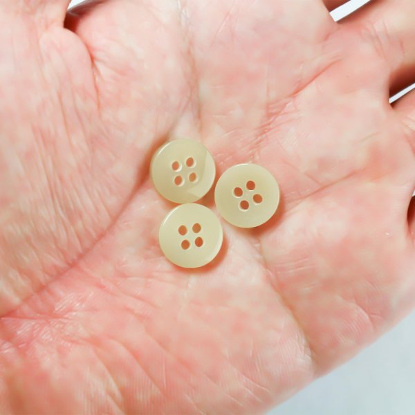 画像4: 四つ穴ボタン 11mm 【ベージュ】15個入り クリア 半透明 シンプル 樹脂 シャツ ブラウス おしゃれ 可愛い きらきらぷんぷん丸 B-1224 (4)