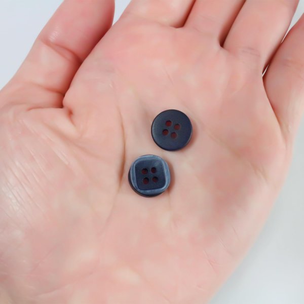 画像4: 四つ穴ボタン 四角形 縁あり【ネイビー】15個入り ミニボタン 服飾資材 シャツ 手芸用 約11.4mm 樹脂ボタン きらきらぷんぷん丸 B-1226 (4)