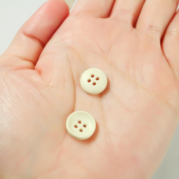 画像4: お椀型ボタン 四つ穴 マット ツヤなし【ホワイト】15個入り ミニ 服飾資材 シャツ 手芸用 約11mm 樹脂 きらきらぷんぷん丸 B-1227 (4)