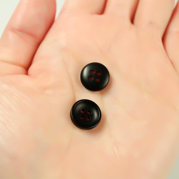 画像4: お椀型ボタン 四つ穴 マット ツヤなし [ブラック] 15個入り シャツ 手芸用 約11mm 樹脂ボタン きらきらぷんぷん丸 B-1228 (4)