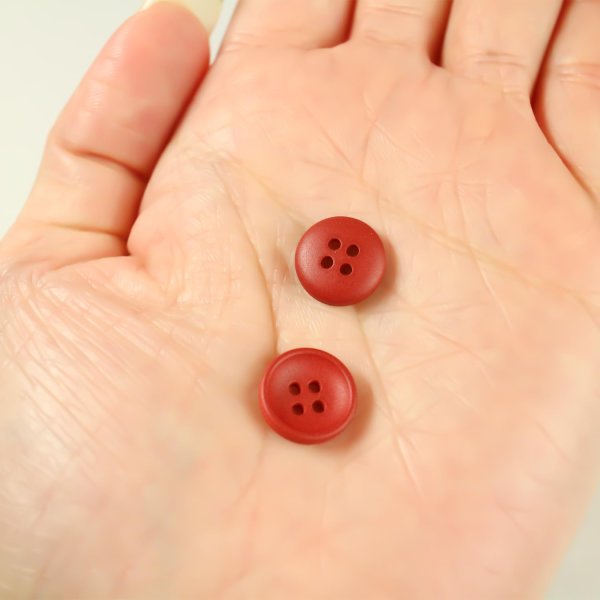 画像4: お椀型ボタン 四つ穴 マット ツヤなし【レッド】15個入り ミニ 服飾資材 シャツ 手芸用 約11mm 樹脂 きらきらぷんぷん丸 B-1230 (4)