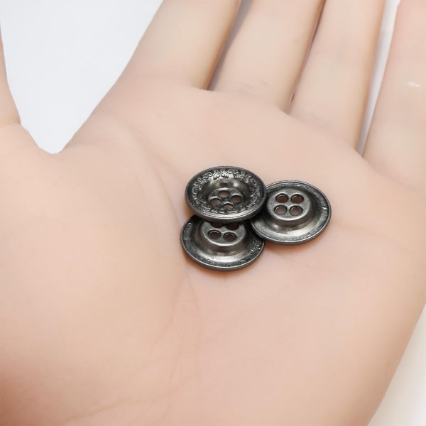 画像5: 装飾メタルボタン 四つ穴【シルバー】銀 丸ボタン 金属 手芸 アンティーク 飾り 8個入【15mm】きらきらぷんぷん丸 B-1269 (5)