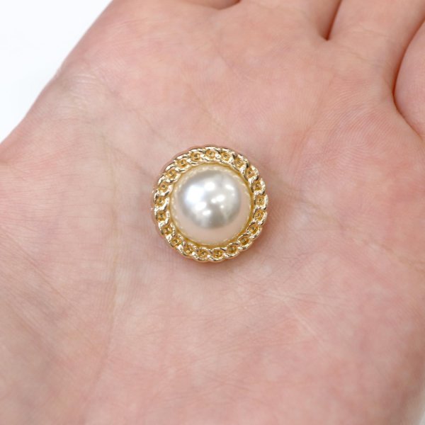 画像6: パールボタン 装飾 【チェーン風 ゴールド】 ホワイト 白 ビジュー 飾り 縫製 袖口 8個入り 【18mm】 きらきらぷんぷん丸 B-127 (6)