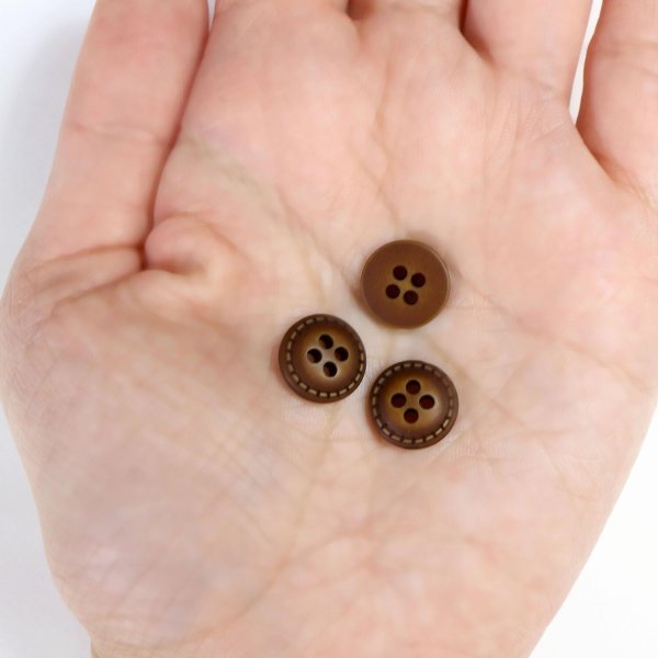 画像3: 四つ穴ボタン ウッド調【ブラウン】茶色 点線模様 ステッチ 20個入り【11mm】ツヤなし 樹脂製 手芸 ヴィンテージ風 かわいい おしゃれ B-1298 (3)