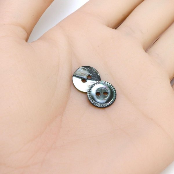 画像5: シェルボタン 黒蝶貝 縁模様入り 二つ穴 【11.5mm】 15個入り 手芸 ハンドメイド きらきらぷんぷん丸 B-1495 (5)