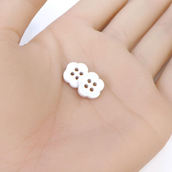 画像5: 四つ穴 フラワーボタン 【ホワイト】10.5mm 15個入り 樹脂 プラスチック 手芸 ハンドメイド 花柄 装飾 きらきらぷんぷん丸 B-1514 (5)