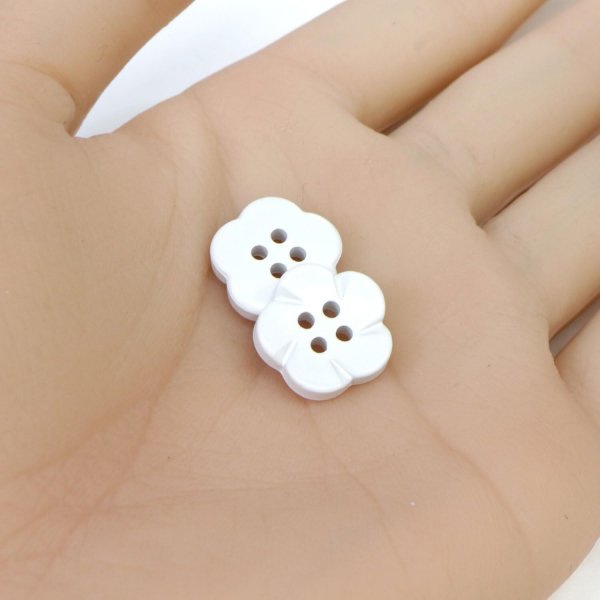 画像5: 四つ穴 フラワーボタン 【ホワイト】14mm 10個入り 樹脂 プラスチック 手芸 ハンドメイド 花柄 装飾 きらきらぷんぷん丸 B-1515 (5)