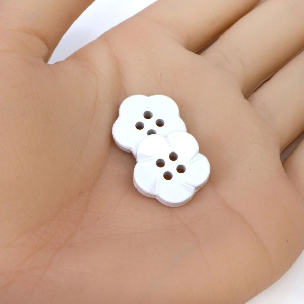 画像5: 四つ穴 フラワーボタン 【ホワイト】16.5mm 8個入り 樹脂 プラスチック 手芸 ハンドメイド 花柄 装飾 きらきらぷんぷん丸 B-1516 (5)