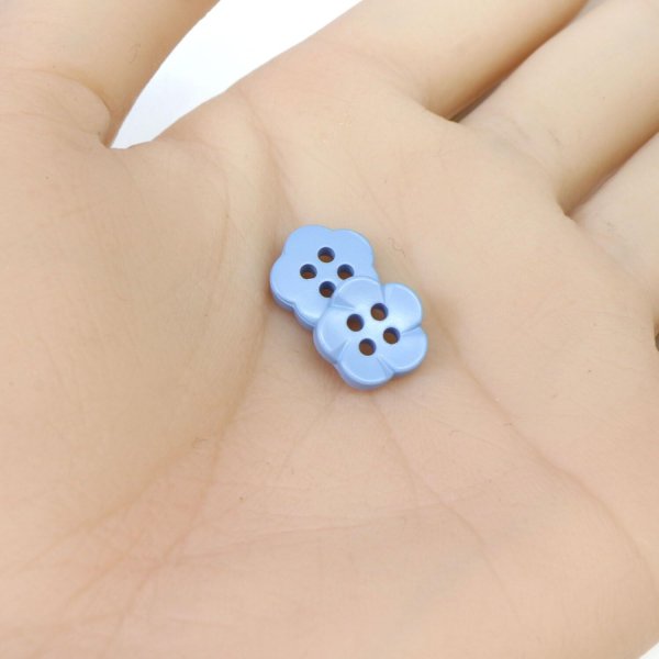 画像5: 四つ穴 フラワーボタン 【ブルー】10.5mm 15個入り 樹脂 プラスチック 手芸 ハンドメイド 花柄 装飾 きらきらぷんぷん丸 B-1520 (5)