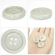 画像5: 樹脂ボタン マーブル調【アイボリー】20mm 8個入 四つ穴 リムあり 手芸 服飾 付け替え ボタンマート B-1814 (5)