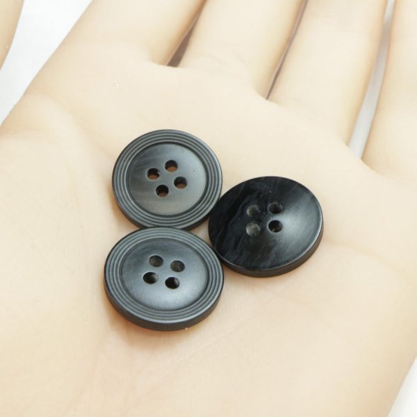画像5: 樹脂ボタン リングライン【ブラック】18mm 8個入 丸型 四つ穴 裁縫 手芸 服飾 付け替え ボタンマート B-2132 (5)