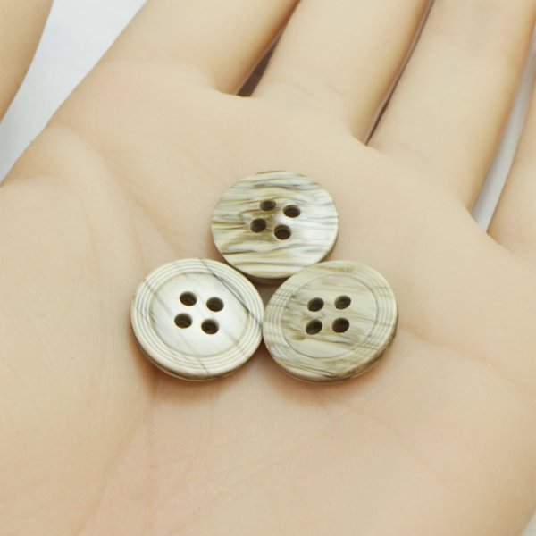 画像5: 樹脂ボタン リングライン【グレージュ】15mm 10個入 丸型 四つ穴 裁縫 手芸 服飾 付け替え ボタンマート B-2133 (5)
