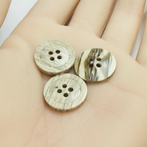 画像5: 樹脂ボタン リングライン【グレージュ】18mm 8個入 丸型 四つ穴 裁縫 手芸 服飾 付け替え ボタンマート B-2134 (5)