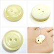 画像5: 二つ穴樹脂ボタン【アイボリー】17.5mm 8個入 シェル調 丸型 光沢 模様 手芸 服飾 付け替え ボタンマート B-2156 (5)