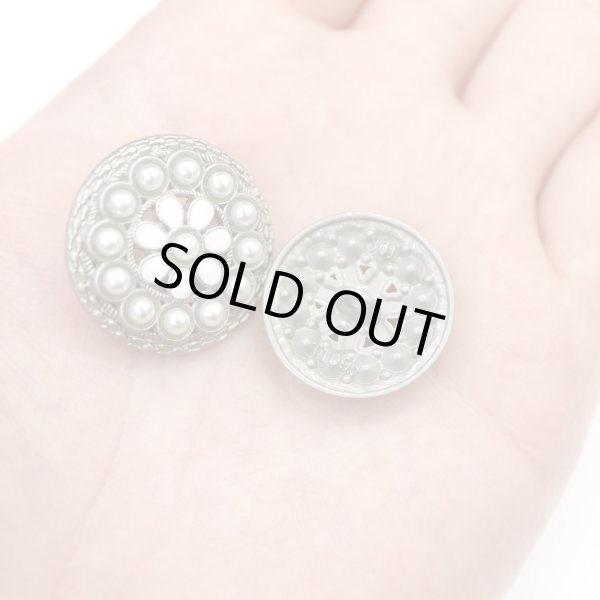 画像6: パールボタン 装飾 足つき 花柄【25mm】5個入り パール ボタン シルバー ホワイト 手芸 飾りボタン かわいい おしゃれ ボタンマート B-316 (6)