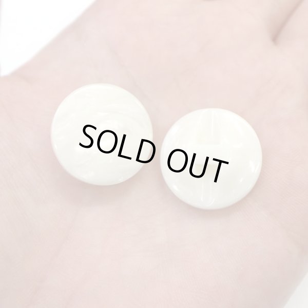 画像6: マーブルボタン フラット 【ホワイト】 白 ツヤあり 大理石調 ボタン スーツボタン ジャケットボタン 10個入り 【21.5mm】 ボタンマート B-373 (6)