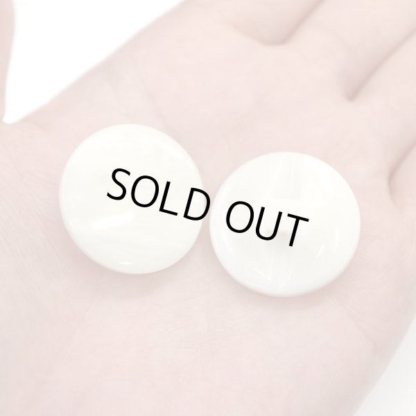 画像6: マーブルボタン フラット 【ホワイト】 白 ツヤあり 大理石調 ボタン スーツボタン ジャケットボタン 8個入り 【25mm】 ボタンマート B-374 (6)