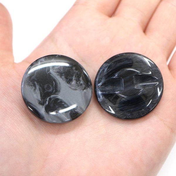 画像6: マーブルボタン フラット 【ブラック&グレー】 黒 ツヤあり 大理石調 ボタン スーツボタン ジャケットボタン 6個入り 【30mm】 ボタンマート B-378 (6)