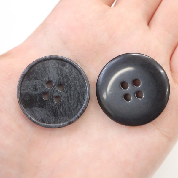 画像6: マーブルボタン 四つ穴 【ブラック&ダークグレー】 黒 ツヤなし 大理石調 ボタン スーツボタン ジャケットボタン 8個入り 【30mm】 ボタンマート B-387 (6)