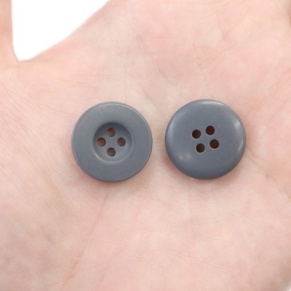 画像6: ミリタリーボタン 【グレー】 四つ穴ボタン 灰色 ボタン 15個入り 【18mm】 ボタンマート B-410 (6)