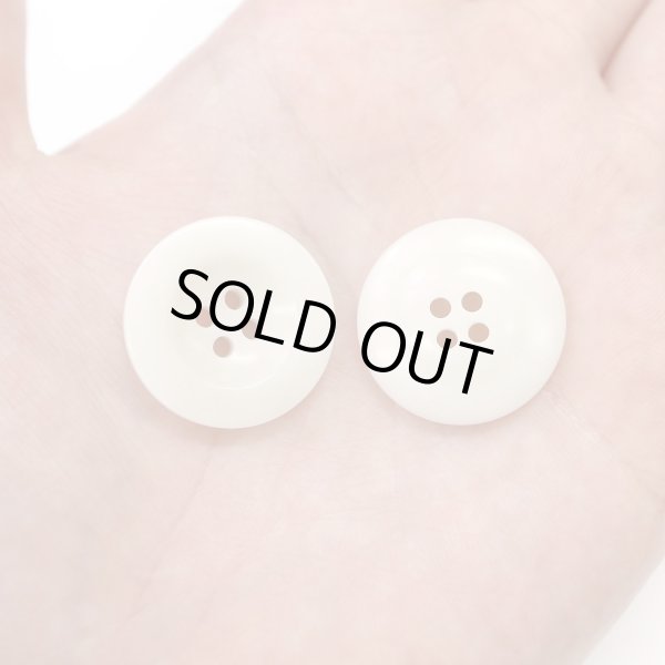 画像6: ナットボタン【ホワイト】四つ穴ボタン 白 ベーシック カラーボタン シンプル ボタン 手芸 8個入り【23mm】ボタンマート B-439 (6)