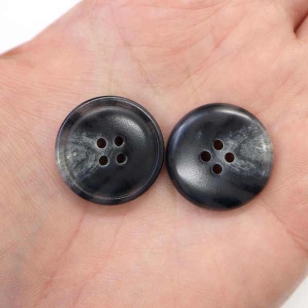 画像6: 水牛調ボタン【ダークグレー&ホワイト】スーツ コート ジャケット ブレザー 四つ穴 フロント 袖口 8個入り【23mm】ボタンマート B-488 (6)