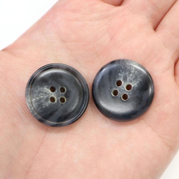 画像6: 水牛調ボタン【ダークグレー&ホワイト】スーツ コート ジャケット ブレザー 四つ穴 フロント 袖口 6個入り【25mm】ボタンマート B-489 (6)
