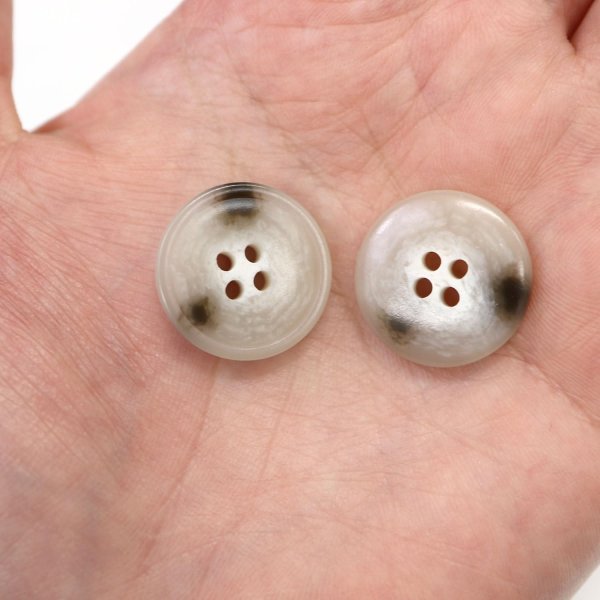 画像6: 水牛調ボタン【アイボリー&ダークブラウン】スーツ コート ジャケット ブレザー 四つ穴 フロント 袖口 8個入り【23mm】ボタンマート B-493 (6)