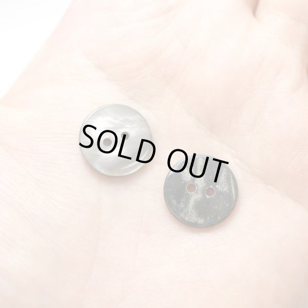 画像6: シェルボタン 貝ボタン 貝製 片面 黒蝶貝 シャツ ボタン 二つ穴ボタン 黒 ブラック 8個入り 【15mm】 ボタンマート B-512 (6)