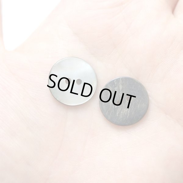 画像6: シェルボタン 貝ボタン 貝製 片面 黒蝶貝 シャツ ボタン 二つ穴ボタン 黒 ブラック 5個入り 【18mm】 ボタンマート B-513 (6)