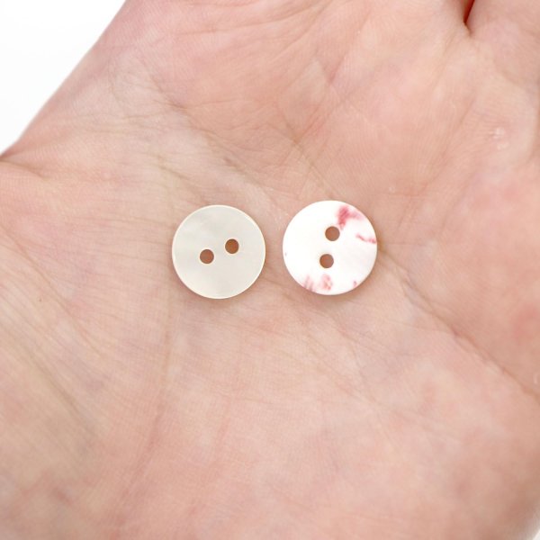 画像6: シェルボタン 貝ボタン 貝製 片面 高瀬貝 シャツ ボタン 二つ穴ボタン 白 ホワイト 12個入り 【11.25mm】 ボタンマート B-516 (6)