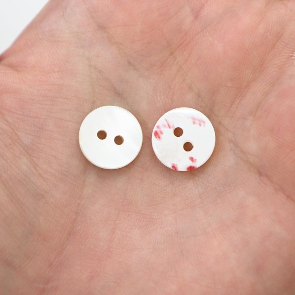 画像6: シェルボタン 貝ボタン 貝製 片面 高瀬貝 シャツ ボタン 二つ穴ボタン 白 ホワイト 8個入り 【12.5mm】 ボタンマート B-517 (6)