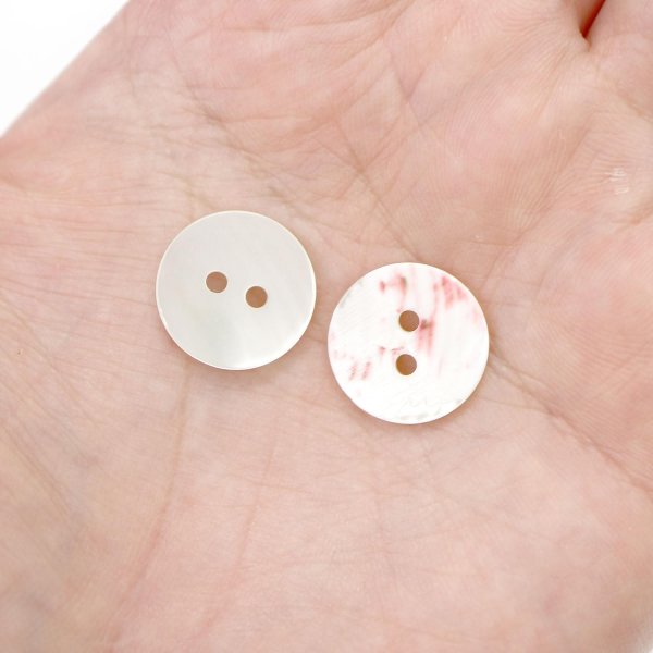 画像6: シェルボタン 貝ボタン 貝製 片面 高瀬貝 シャツ ボタン 二つ穴ボタン 白 ホワイト 5個入り 【15mm】 ボタンマート B-518 (6)