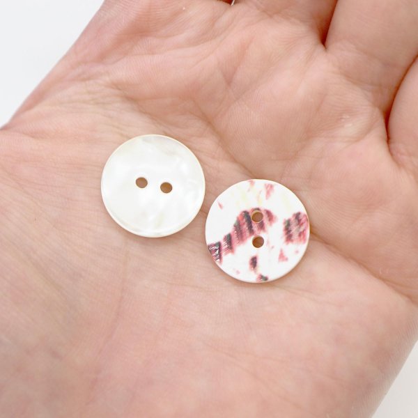 画像6: シェルボタン 貝ボタン 貝製 片面 高瀬貝 シャツ ボタン 二つ穴ボタン 白 ホワイト 5個入り 【18mm】 ボタンマート B-519 (6)