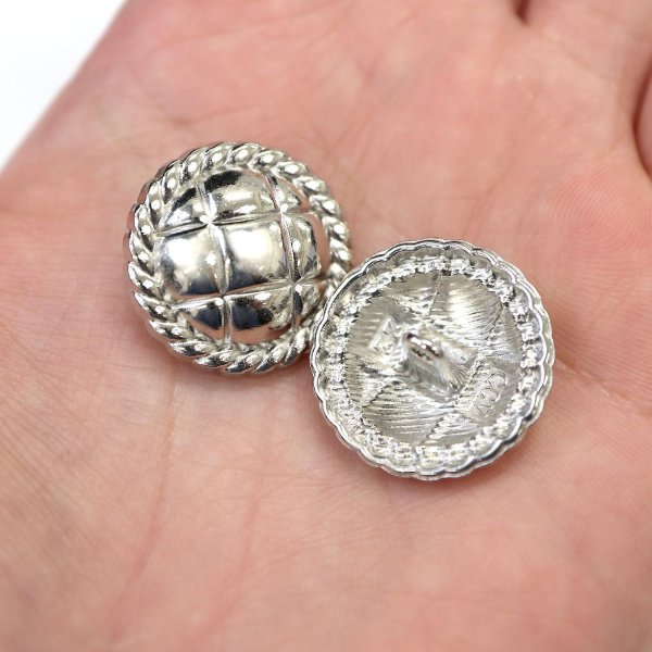 画像6: メタルボタン 丸型 足つき キルティング風 【シルバー】 銀 ボタン 鏡面仕上げ スーツボタン ジャケットボタン 6個入り 【23mm】 ボタンマート B-582 (6)