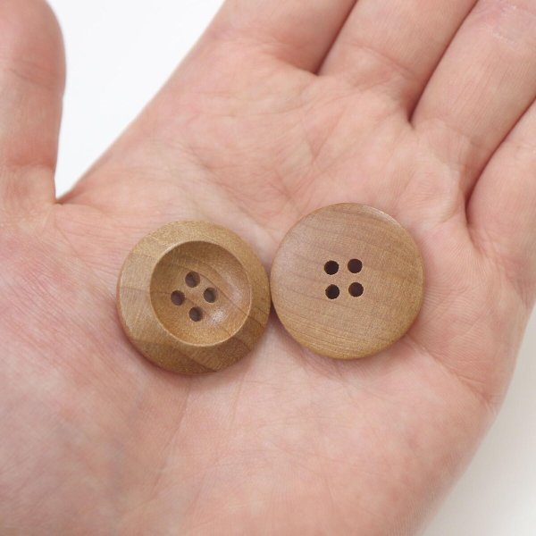 画像6: ウッドボタン 四つ穴ボタン くぼみ ナチュラル ウッド ボタン ブラウン 木目 木製 8個入り 【25mm】 ボタンマート B-665 (6)