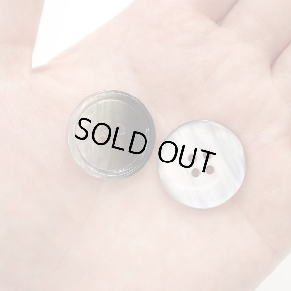 画像6: グラデーション 四つ穴ボタン 【ブラック】 黒 ボタン スーツボタン コートボタン カラーボタン 8個入り 【23mm】 ボタンマート B-695 (6)