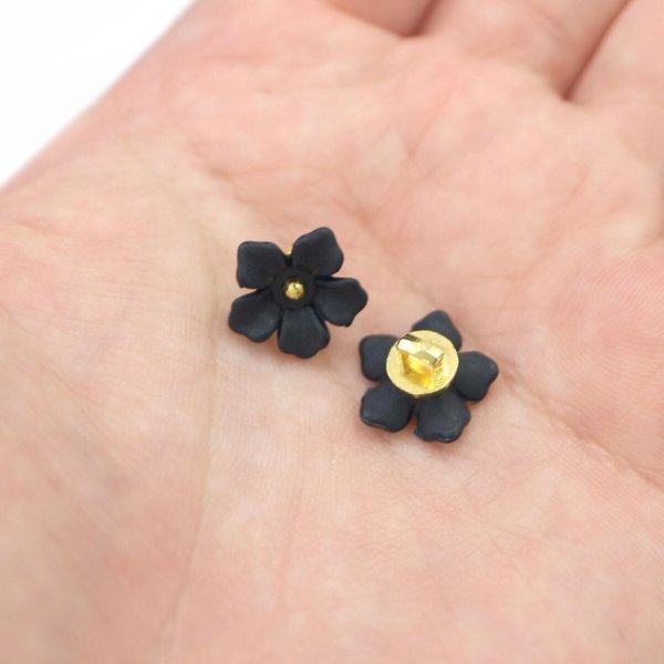 画像6: 花型ボタン 足つき 【ブラック】 黒 モチーフ ボタン 飾りボタン フラワー かわいい 15個入り 【13mm】 ボタンマート B-729 (6)