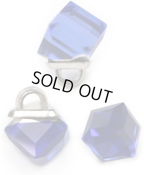 画像1: キューブ型ボタン 足つき 【ブルー】 青 チャーム モチーフ ボタン 飾りボタン 四角形 立方体 5個入り 【全長11mm 1辺7mm】 ボタンマート B-732 (1)