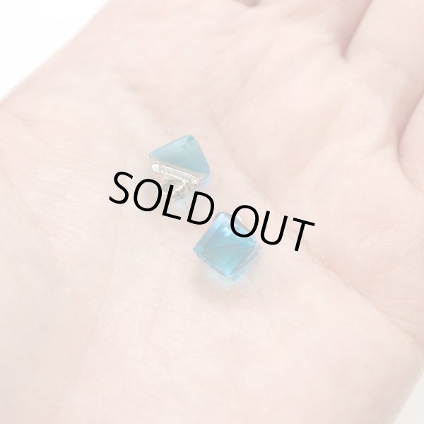 画像6: キューブ型ボタン 足つき 【ライトブルー】 水色 チャーム モチーフ ボタン 飾りボタン 四角形 立方体 5個入り 【全長11mm 1辺7mm】 ボタンマート B-733 (6)