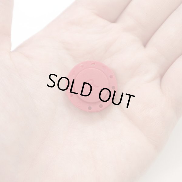 画像6: 磁気ボタン 強力 【レッド】 赤 縫い付けタイプ 打ち具不要 マグネットボタン カラー 3組入り 【22mm】 ボタンマート B-754 (6)