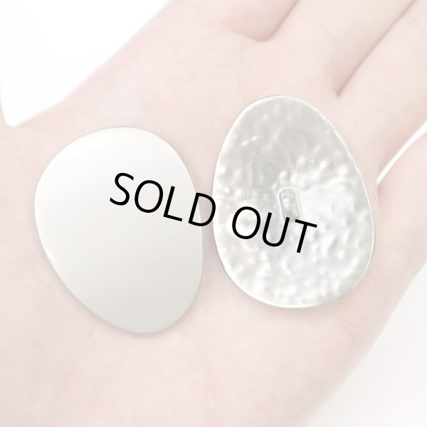 画像6: メタルボタン たまご型 足つき 【シルバー】 銀 ボタン 変形 大きめ 金属 飾りボタン 2個入り 【30mm×40mm】 ボタンマート B-784 (6)